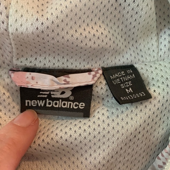 New Balance Camo Lightweight Windbreaker Medium - Picture 8 of 11